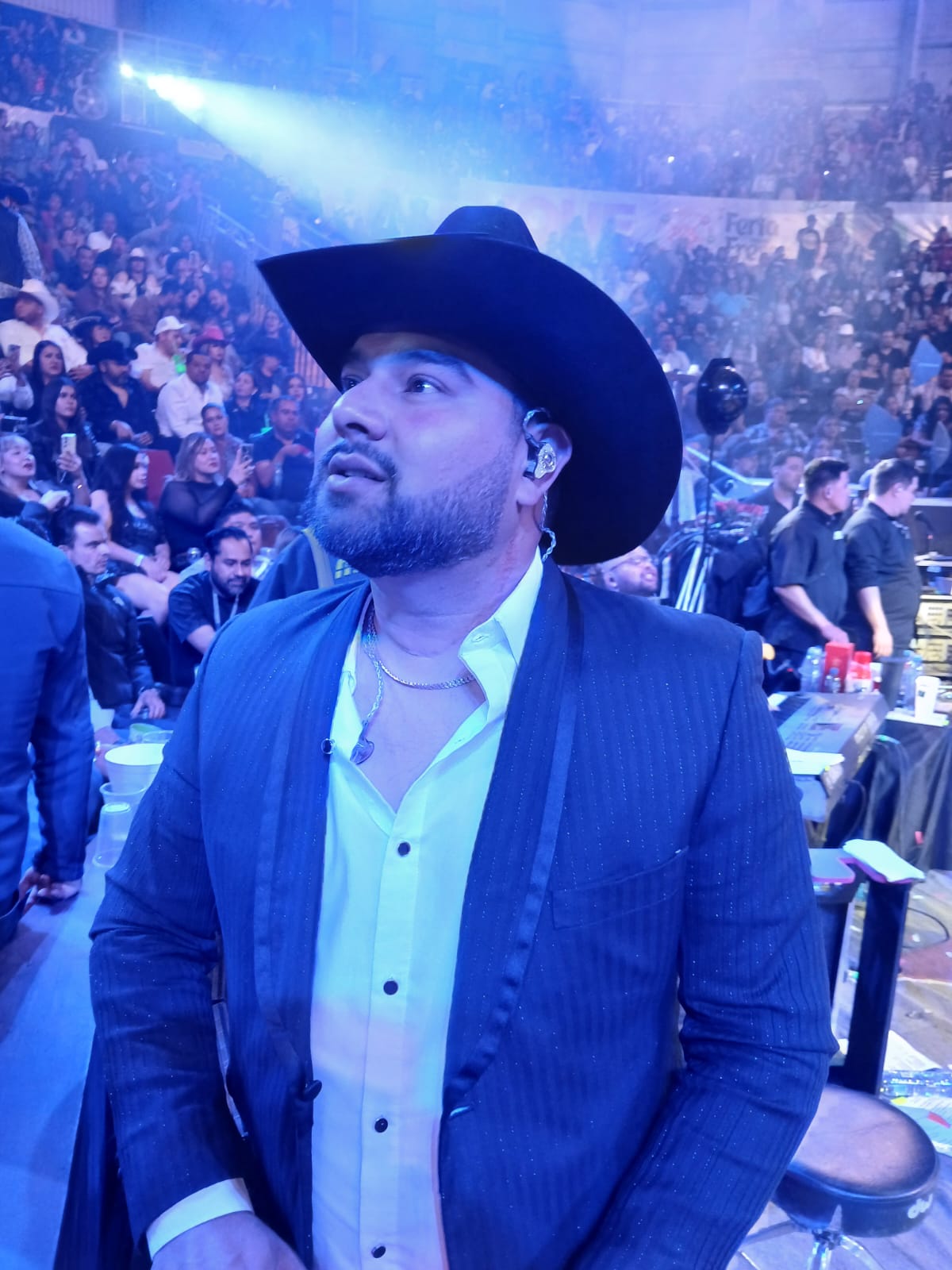 Artista en escenario con sombrero La Nutria